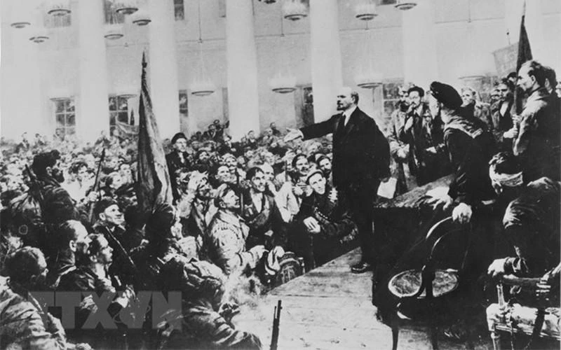 Ảnh minh họa: Đêm 7/11/1917, Đại hội các Xô-viết được triệu tập, thành lập Chính quyền Xô-viết do V.I.Lenin đứng đầu. (Ảnh: Tư liệu TTXVN).