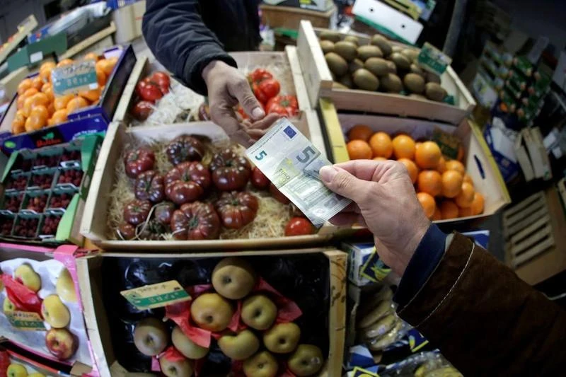 Người dân dùng đồng euro để chi trả tại một khu chợ ở Nice, Pháp, tháng 4/2019. (Ảnh: Reuters)