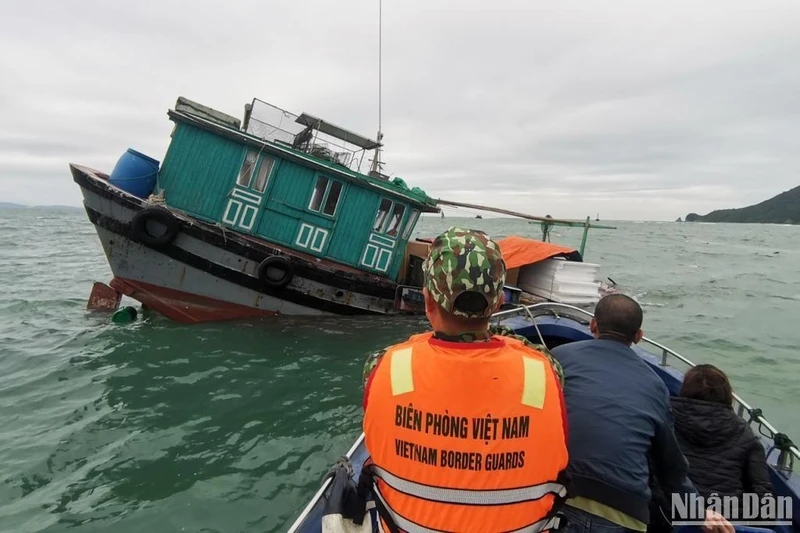 Bộ đội Biên phòng đảo Trần, Cô Tô đã cứu hộ thành công 2 ngư dân trên tàu cá gặp nạn tại vùng biển Cô Tô.