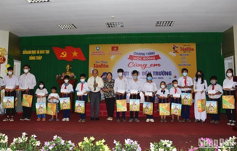 Đại biểu trao học bổng “Cùng em vượt khó đến trường”. (Ảnh: HỮU NGHĨA)