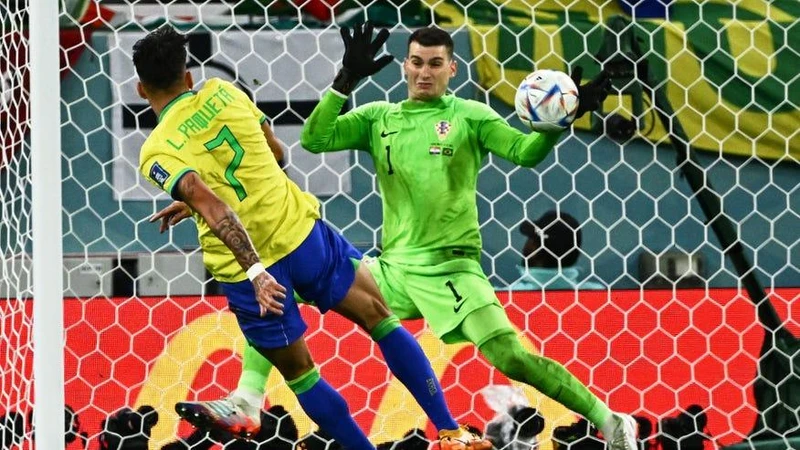 Thủ môn Croatia Dominik Livakovic đã chơi xuất sắc trong trận đấu với Brazil, ngày 9/12, tại vòng tứ kết World Cup 2022. (Ảnh: Getty Images)