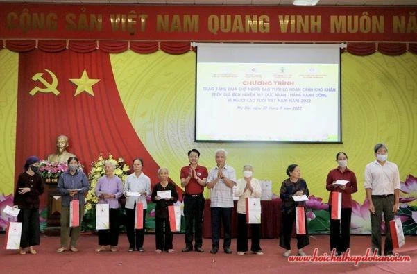Hội Chữ thập đỏ thành phố Hà Nội trao quà tặng người cao tuổi tại huyện Mỹ Đức.