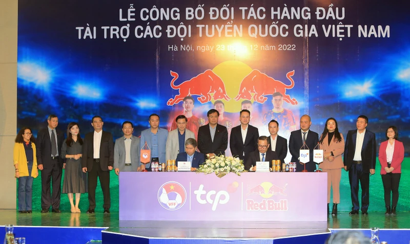 Lãnh đạo VFF và đại diện TCP Việt Nam ký kết hợp đồng tài trợ.