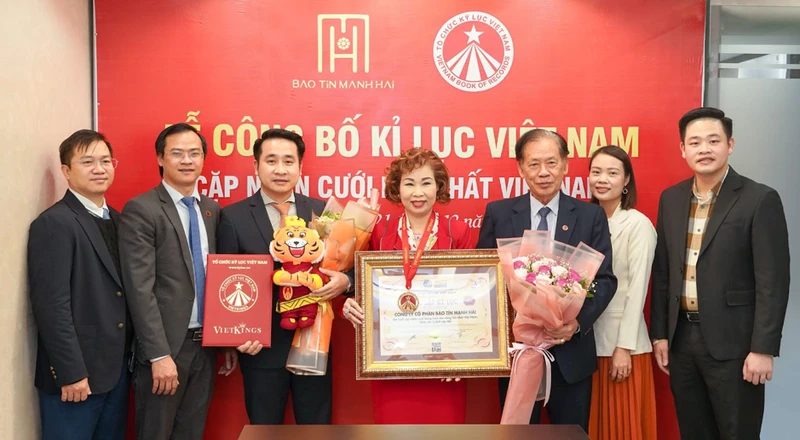 Bảo Tín Mạnh Hải vinh dự nhận bằng xác lập Kỷ lục Việt Nam với cặp nhẫn cưới lớn nhất Việt Nam
