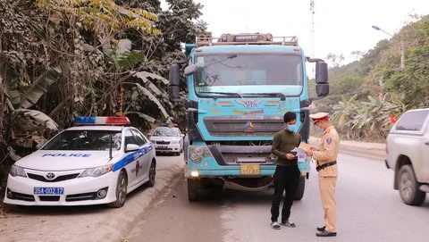 Cán bộ Trạm Cảnh sát giao thông Tam Điệp (Ninh Bình) kiểm tra phương tiện xe tải trên tuyến quốc lộ 12B.