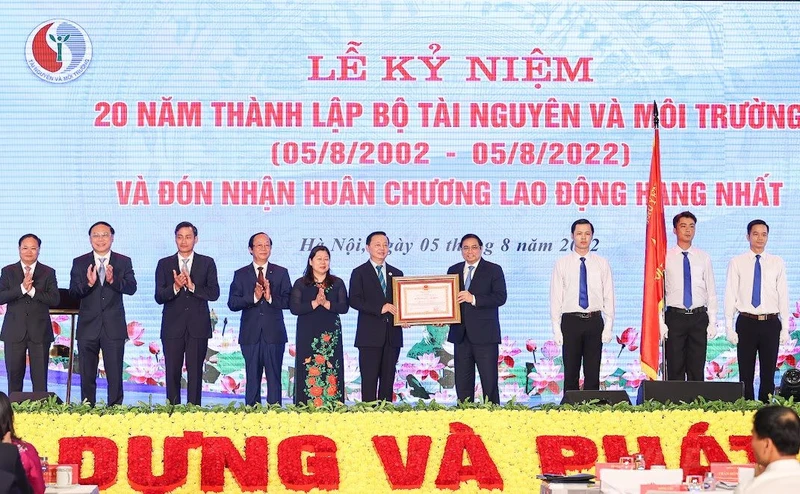 Thủ tướng Chính phủ trao tặng Huân chương Lao động cho ngành tài nguyên và môi trường.