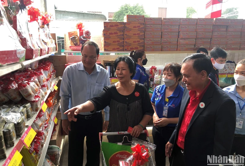 Người dân được hướng dẫn tham gia mua sắm tại chương trình “Chợ Tết 0 đồng” ở Thành phố Hồ Chí Minh.