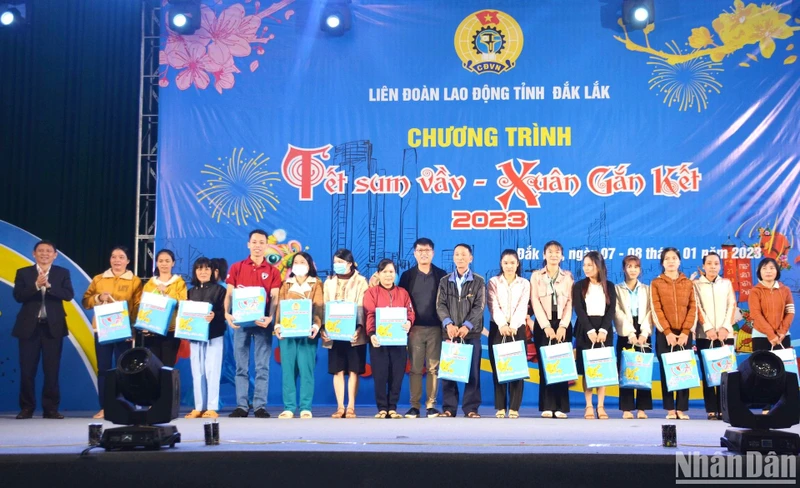 Liên đoàn Lao động tỉnh Đắk Lắk tặng quà Tết cho đoàn viên công đoàn, người lao động có hoàn cảnh khó khăn.