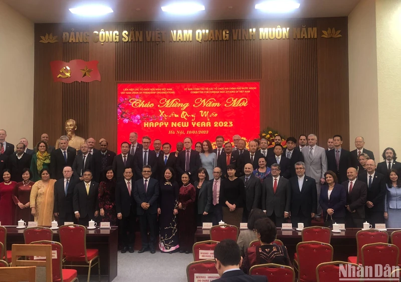 Các đại biểu quốc tế chụp ảnh lưu niệm cùng Phó Chủ tịch nước Võ Thị Ánh Xuân.