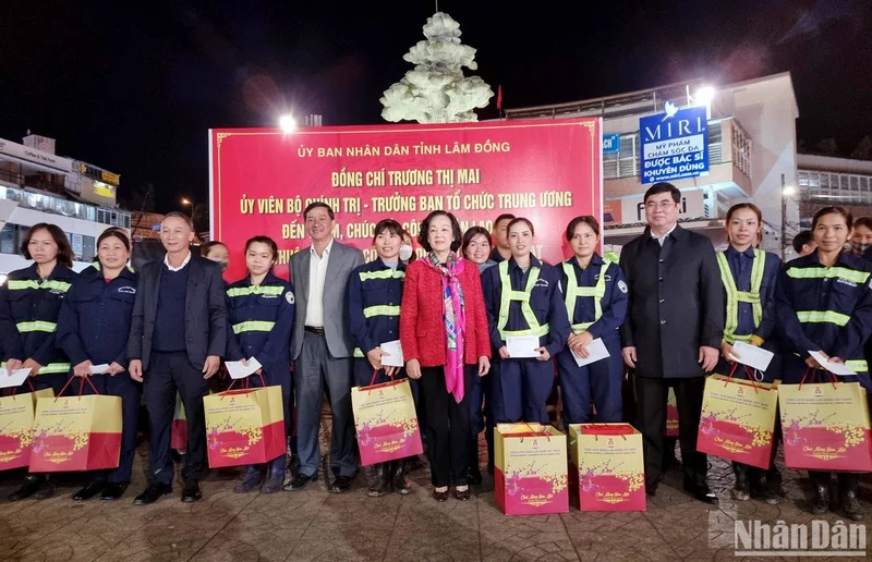Đồng chí Trương Thị Mai và lãnh đạo tỉnh Lâm Đồng với công nhân vệ sinh đô thị Đà Lạt.