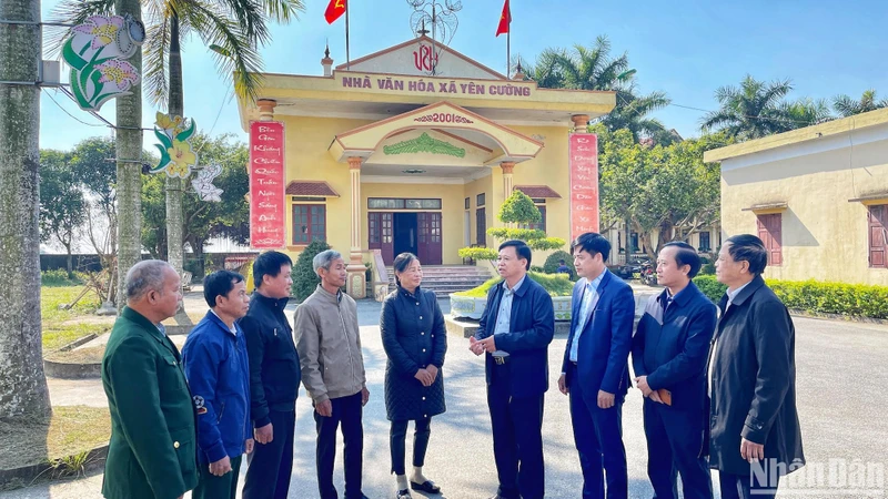 Cán bộ, đảng viên thôn Phúc Xá, xã Yên Cường, huyện Ý Yên (Nam Định) trao đổi kinh nghiệm xây dựng nông thôn mới kiểu mẫu.
