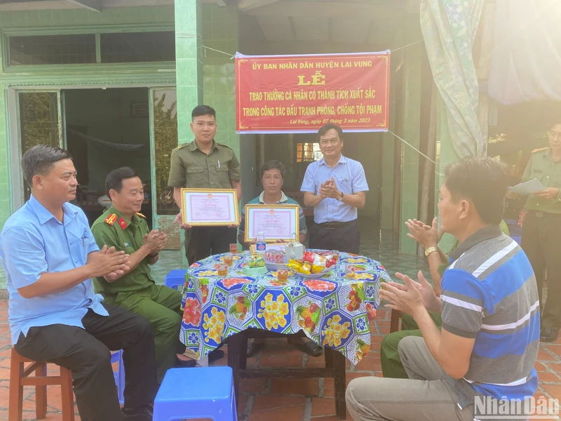 Chủ tịch Ủy ban nhân dân huyện Lai Vung trao Bằng khen cho hai đồng chí Nguyễn Long Hải và Nguyễn Quốc Ngọc.