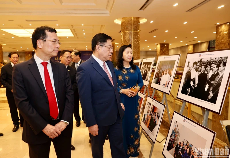Đồng chí Nguyễn Trọng Nghĩa và các đại biểu tham quan triển lãm các bức ảnh quý ghi lại chặng đường 70 năm Nhiếp ảnh cách mạng Việt Nam. (Ảnh: ĐĂNG KHOA)