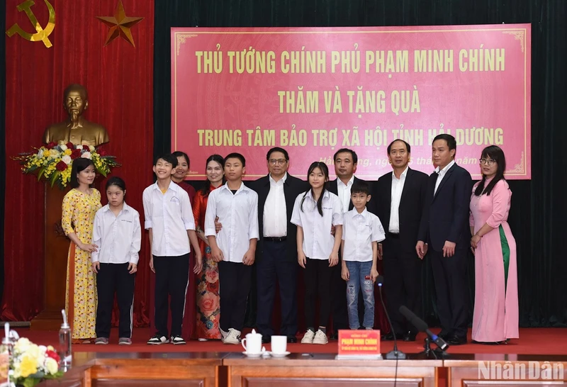 Thủ tướng Phạm Minh Chính thăm hỏi và tặng quà cho giáo viên, học sinh của Trung tâm Bảo trợ xã hội tỉnh Hải Dương. (Ảnh: TRẦN HẢI)