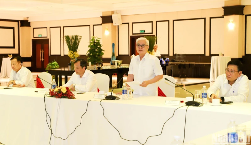 Bí thư Tỉnh ủy Bình Dương Nguyễn Văn Lợi phát biểu ý kiến tại buổi gặp gỡ và chia sẻ mô hình công nghiệp-dịch vụ và đô thị tại Bình Dương.