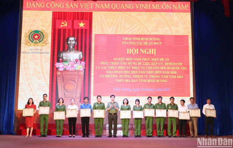 Giám đốc Công an tỉnh Bình Dương Trịnh Ngọc Quyên trao Bằng khen cho các cá nhân có thành tích triển khai Đề án 06/CP.