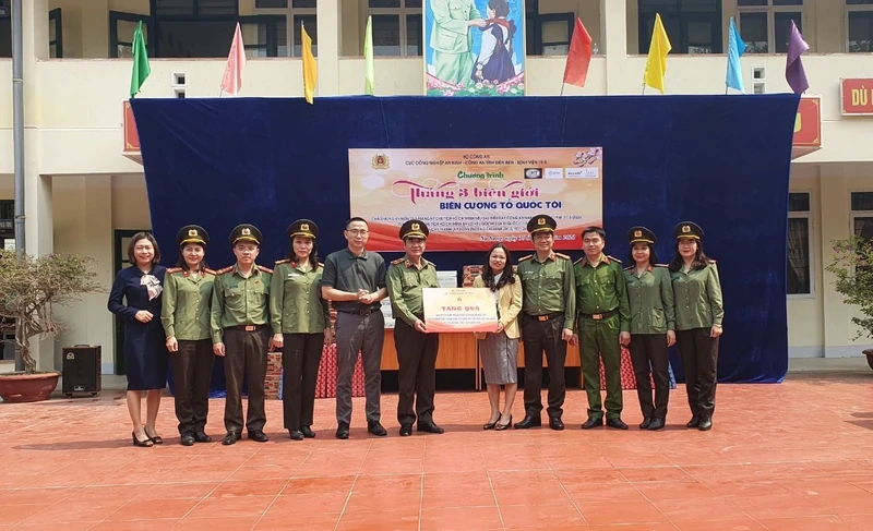 Đoàn công tác tặng quà học sinh Trường phổ thông dân tộc bán trú Tiểu học số 1 Na Sang.