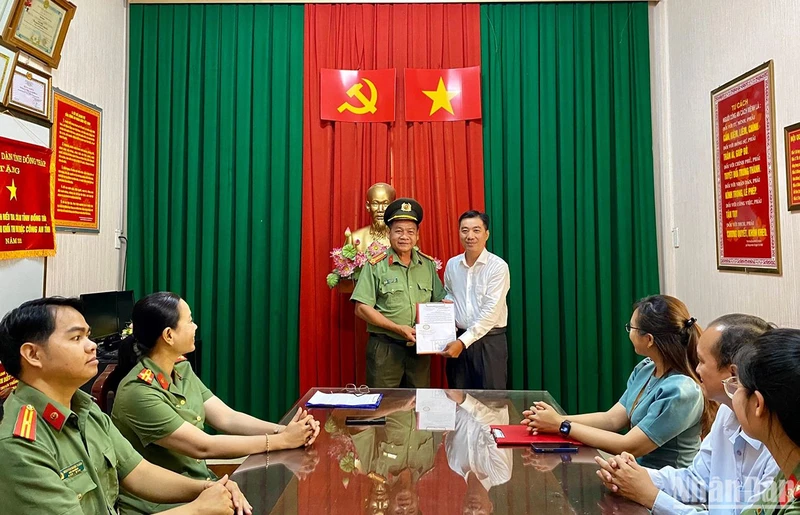 Lãnh đạo Ngân hàng Nhà nước Việt Nam trao quyết định khen thưởng đột xuất cho lãnh đạo Phòng An ninh điều tra, Công an tỉnh Đồng Tháp.