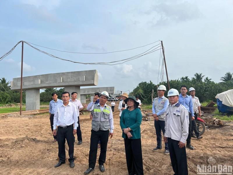 Đoàn công tác của Tỉnh ủy Bến Tre kiểm tra tiến độ thi công công trình cầu Rạch Miễu 2.