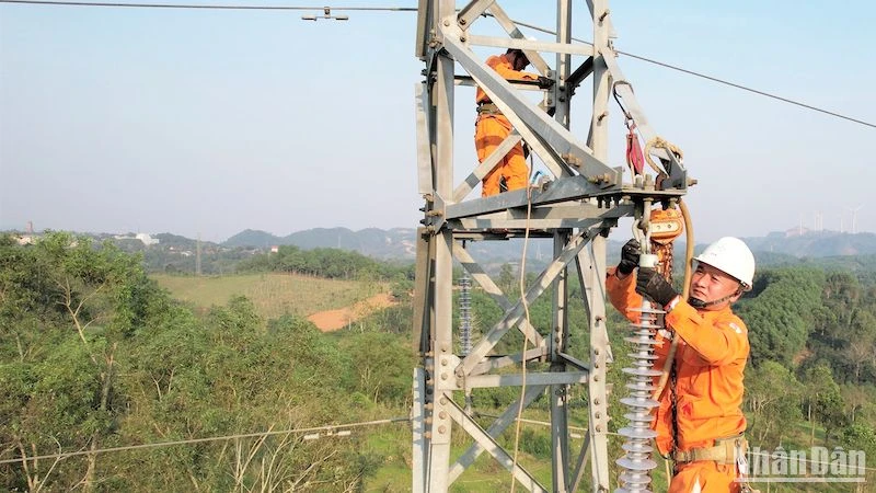 Công nhân Công ty Điện lực Quảng Trị sửa chữa, bảo trì đường dây điện. (Ảnh: LÂM QUANG HUY)