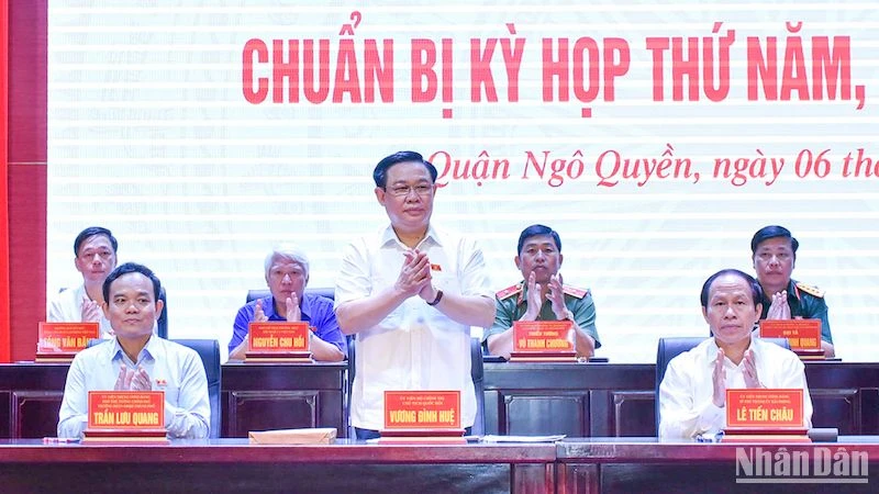 Chủ tịch Quốc hội Vương Đình Huệ và các đại biểu Quốc hội thành phố Hải Phòng dự hội nghị tiếp xúc cử tri tại quận Ngô Quyền. (Ảnh: DUY LINH)