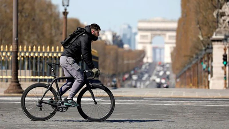 Một người đi xe đạp tại thủ đô Paris của Pháp. (Ảnh: Reuters)