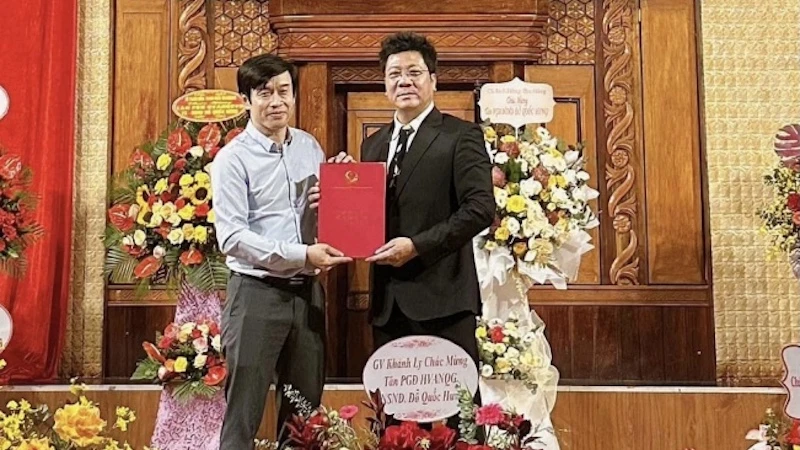 Tiến sĩ, NSND Quốc Hưng (bên phải) nhận quyết định bổ nhiệm.