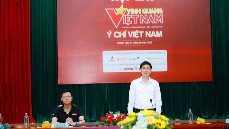 Phó Chủ tịch Tổng Liên đoàn Lao động Việt Nam Ngọ Duy Hiểu trả lời các câu hỏi của phóng viên tại họp báo.