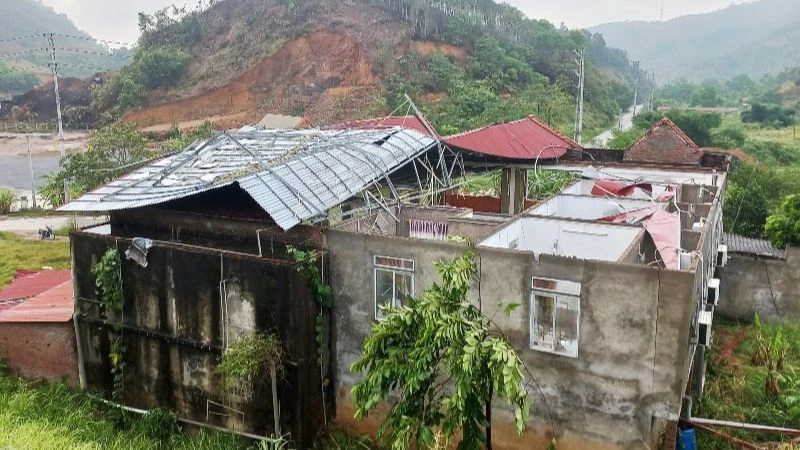 Nhà dân ở huyện Bảo Yên bị lốc xoáy hư hỏng. (Ảnh: TRỊNH DUYÊN)
