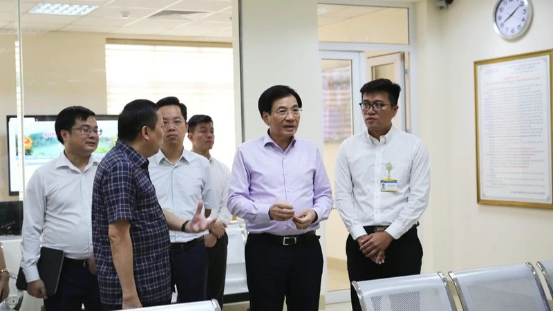 Đồng chí Trần Văn Sơn khảo sát công tác cải cách hành chính tại Ủy ban nhân dân quận Hoàn Kiếm.