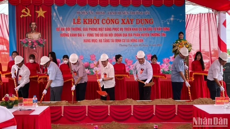Các đại biểu thực hiện khởi công khu tái định cư phục vụ đường Vành đai 4 - Vùng Thủ đô tại xã Hồng Vân, huyện Thường Tín.