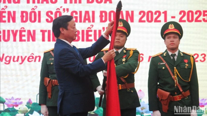 Phó Thủ tướng Chính phủ Trần Hồng Hà trao Huân chương Lao động hạng Ba tặng tỉnh Thái Nguyên.