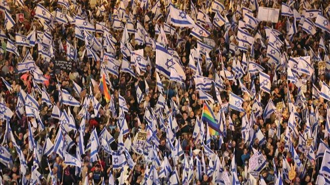 Người dân tuần hành phản đối cải cách tư pháp của chính phủ tại Tel Aviv, Israel ngày 27/5/2023. (Ảnh: AFP/TTXVN)