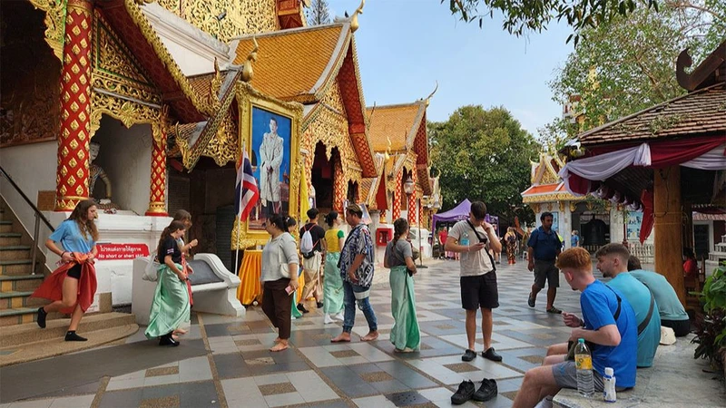 Du khách quốc tế thăm chùa Wat Phrathat, Doi Suthep tại tỉnh Chiang Mai, Thái Lan.
