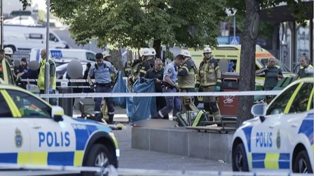 Cảnh sát Stockholm điều tra hiện trường vụ nổ súng. (Nguồn: Visegrad24)