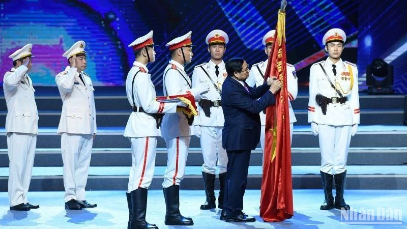 Thủ tướng Phạm Minh Chính trao danh hiệu Anh hùng Lực lượng vũ trang nhân dân tặng các đơn vị.