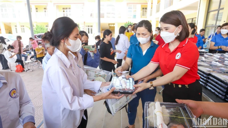 Những suất cơm miễn phí tiếp sức cho sĩ tử tại huyện Ứng Hòa, Hà Nội.
