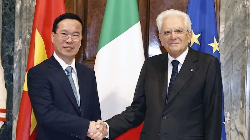 Tổng thống Cộng hòa Italy Sergio Mattarella bắt tay Chủ tịch nước Võ Văn Thưởng. (Ảnh: Thống Nhất/TTXVN)