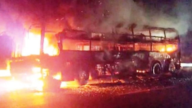 Nhiều tài sản của hành khách đã được đưa ra khỏi xe trước khi ngọn lửa bùng phát mạnh. (Ảnh: CTV)