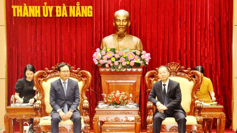 Đồng chí Nguyễn Văn Quảng, Bí thư Thành ủy Đà Nẵng chủ trì tiếp Tổng Giám đốc Tổ hợp Sam Sung Việt Nam.