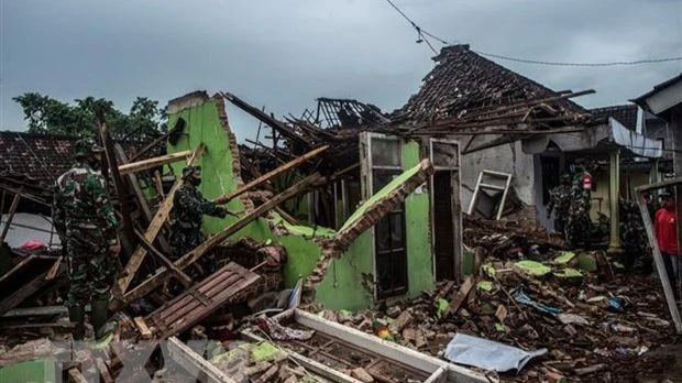 Nhà cửa bị tàn phá sau một trận động đất ở Indonesia. (Ảnh minh họa. AFP/TTXVN)