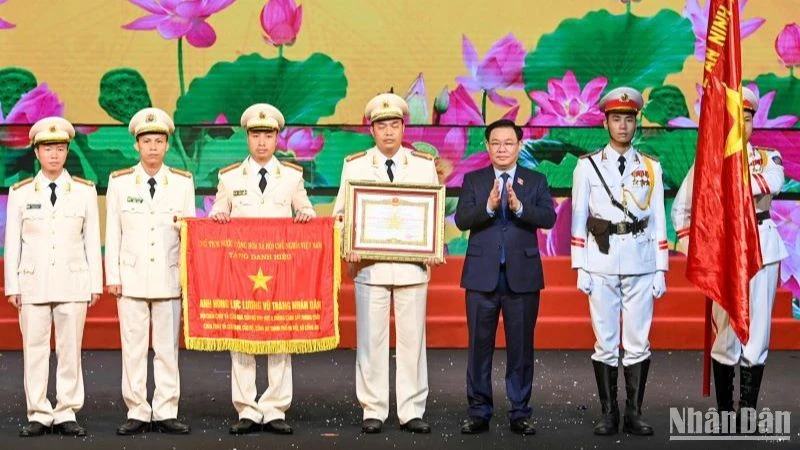 Chủ tịch Quốc hội Vương Đình Huệ vinh danh danh hiệu Anh hùng lực lượng Vũ trang nhân dân đối với 3 tập thể và 1 cá nhân trong lực lượng Cảnh sát Phòng cháy, chữa cháy và cứu nạn, cứu hộ.
