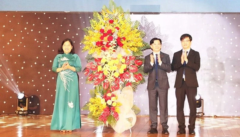 Phó Chủ tịch Hội đồng nhân dân tỉnh Bình Dương Nguyễn Trường Nhật Phượng trao lẵng hoa chúc mừng của lãnh đạo tỉnh Bình Dương cho Trường Đại học Quốc tế Miền Đông.