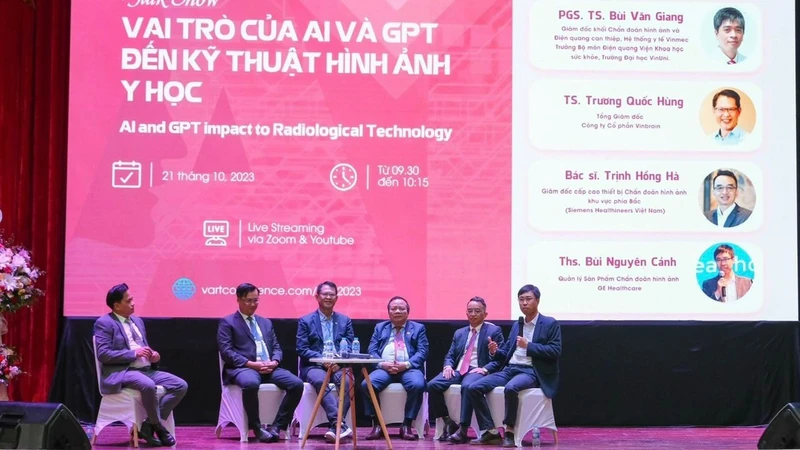 Các đại biểu tham gia toạ đàm về vai trò của trí tuệ nhân tạo đến kỹ thuật hình ảnh y học 