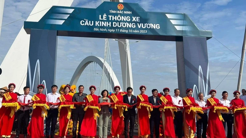Cầu Kinh Dương Vương - một công trình sử dụng nguồn vốn đầu tư công trên địa bàn tỉnh Bắc Ninh vừa được khánh thành.