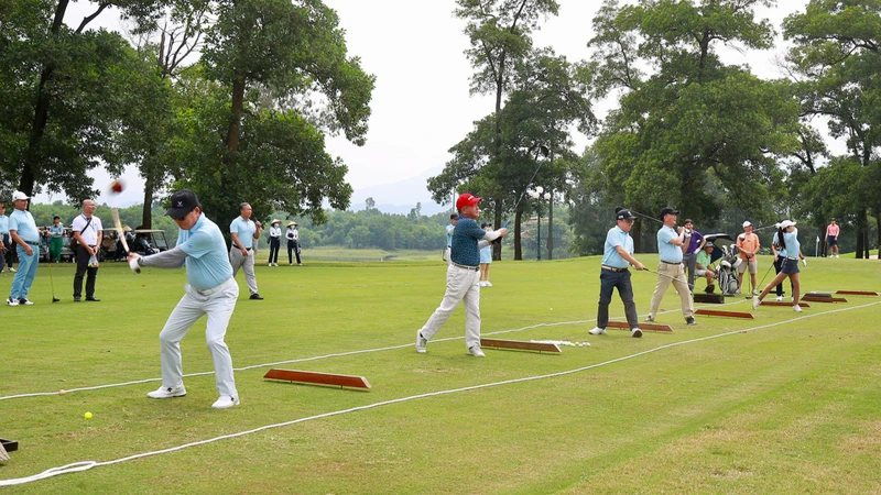 Các golfer thực hiện cú swing phát bóng khai mạc giải đấu. (Ảnh: BTC)