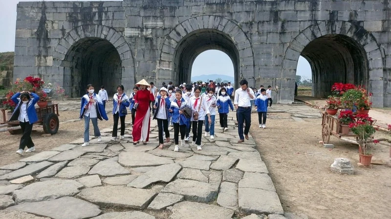 Học sinh tìm hiểu về cổng phía nam Thành nhà Hồ cùng con đường Hòe Nhai lịch sử.