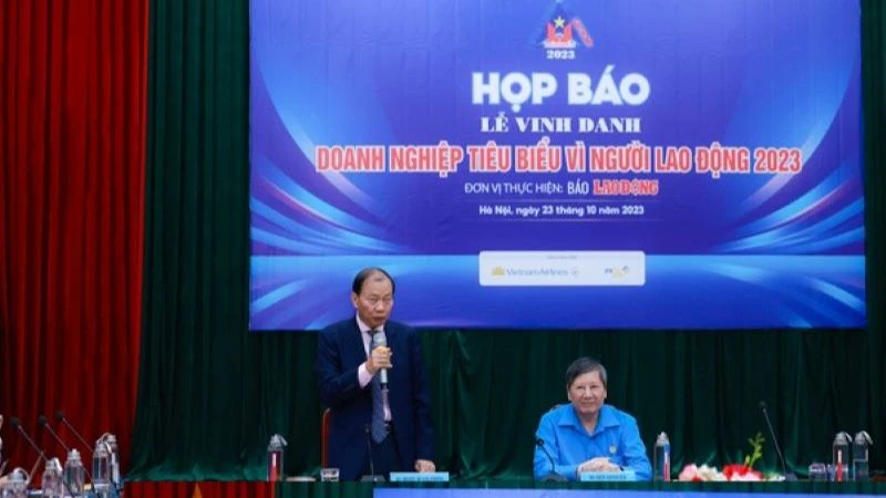 Phó Chủ tịch VCCI Hoàng Quang Phòng thông tin tại họp báo.