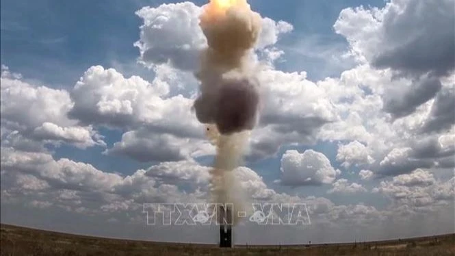 Hệ thống tên lửa phòng không S-500 được phóng thử nghiệm trong cuộc tập trận bắn đạn thật tại thao trường Kapustin Yar của Nga. (Ảnh minh họa: AFP/TTXVN)