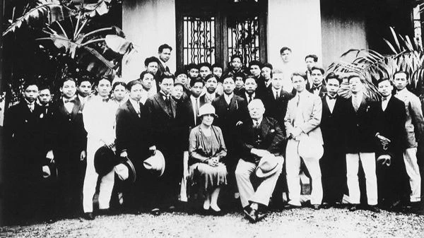 Thầy trò Trường Mỹ thuật Đông Dương trước năm 1945 với nhiều sinh viên sau này là các danh họa của Việt Nam. (Ảnh tư liệu)